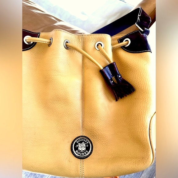 🛍️Vintage Dooney & Bourke yellow/brown leather bucket shoulder Bag. (14X12X6) - Picture 2 of 16